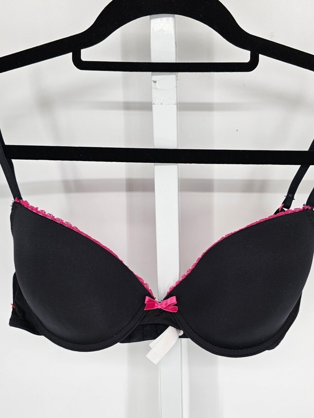 Xhilaration Intimates Womens Sz 34C T Shirt Bra Black w/ Pink Lace Trim